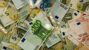 Un mucchio di banconote in euro, da 5, 10, 20 e 100 euro, che simboleggiano i rischi finanziari e i prelievi forzosi sui conti correnti