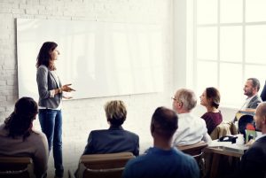 Una consulente legale presenta a un pubblico attento, discutendo di diritto del lavoro e anzianità di servizio
