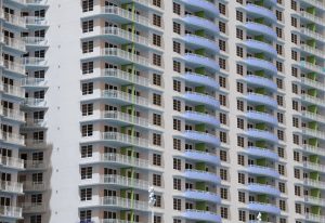 Facciata moderna di un condominio con balconi e finestre, simbolo di complessità legale e gestione immobiliare
