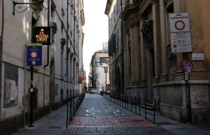 Una strada stretta in una ZTL italiana con segnaletica che indica ACCESSO LIBERO e restrizioni orarie, rilevante per il diritto amministrativo