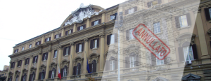 Un palazzo istituzionale con bandiere italiana ed europea, sovrapposto a un testo legale e un timbro rosso ANNULLATO, simboleggia l'autotutela amministrativa