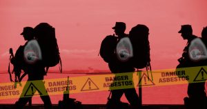 Silhouette di tre militari con zaini, un nastro DANGER ASBESTOS e radiografie dei polmoni che mostrano danni, simboleggiando il rischio amianto e il diritto al risarcimento