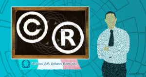 Lavagna con simboli di copyright e marchio registrato, un professionista e il logo del Ministero dello Sviluppo Economico