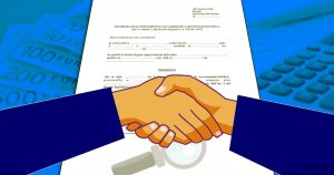 Due mani che si stringono su un documento legale, con euro e una calcolatrice sullo sfondo blu