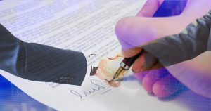 Sovrapposizione di una stretta di mano e una firma su un contratto, simboleggiando accordi legali e consulenza