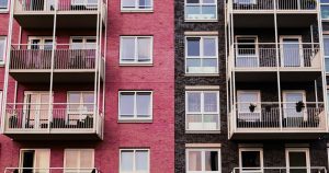 Facciata di un edificio residenziale con balconi e finestre, simbolo di abitazioni e contratti di affitto