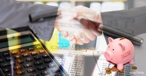 Una stretta di mano tra professionisti, una calcolatrice e un salvadanaio con la scritta TASSE, simboleggiando accordi e gestione fiscale