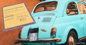 Un'assicurazione auto gialla con la dicitura AUTOVETTURA e una Fiat 500 azzurra con targa prova