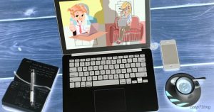 Un laptop aperto su una scrivania, con due persone in smart working sullo schermo, affiancato da un telefono e una tazza di caffè
