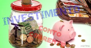 Un barattolo con monete e banconote, un salvadanaio a forma di maialino e un portafoglio con carte di credito, simboleggiando investimenti e conti bancari cointestati