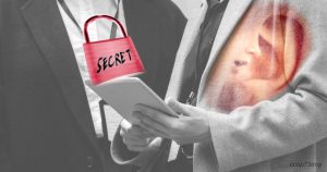 Un lucchetto rosso con la scritta SECRET fluttua sopra un tablet, simboleggiando il segreto professionale