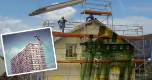 Immagini di cantiere edile con operai su impalcature e una gru, sovrapposto a una banconota , simboleggia il Superbonus 110% e gli investimenti nell'edilizia