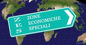 Segnale stradale turchese con la scritta ZES Zone Economiche Speciali su una mappa del mondo, simbolo di opportunità per il reshoring