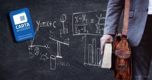 Mano di un docente con libro e borsa, lavagna con formule matematiche e la Carta del Docente blu
